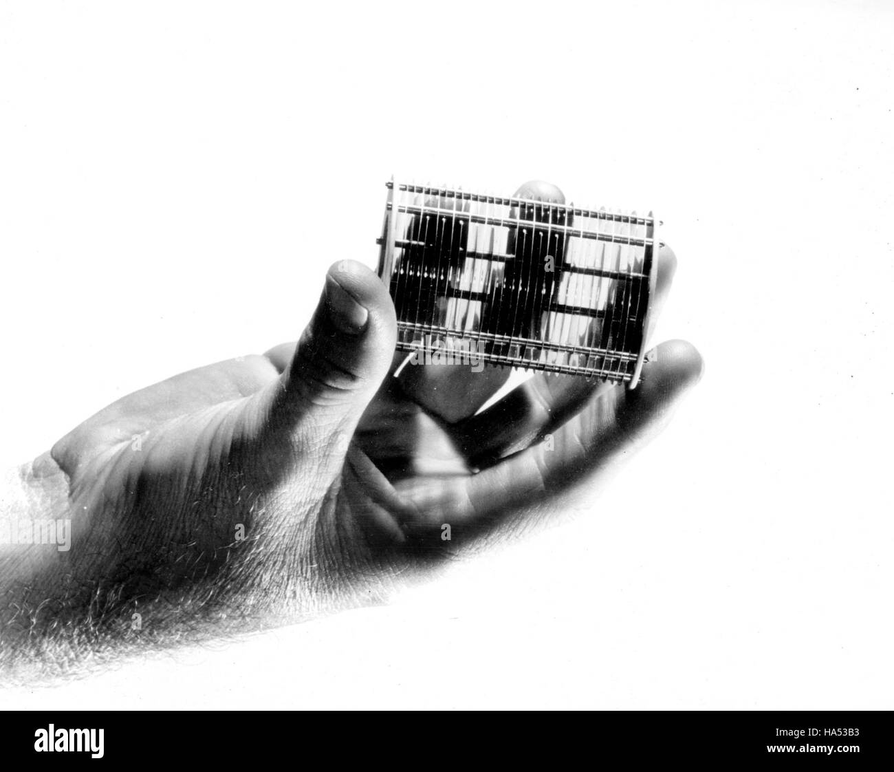 Le iniziative del Dipartimento dell’energia si concentrano sul progresso della ricerca nei sistemi e nelle infrastrutture energetici, affrontando le sfide scientifiche nella produzione e nella distribuzione di energia, con un’enfasi sulle implicazioni politiche per lo sviluppo di politiche e tecnologie sostenibili. Foto Stock