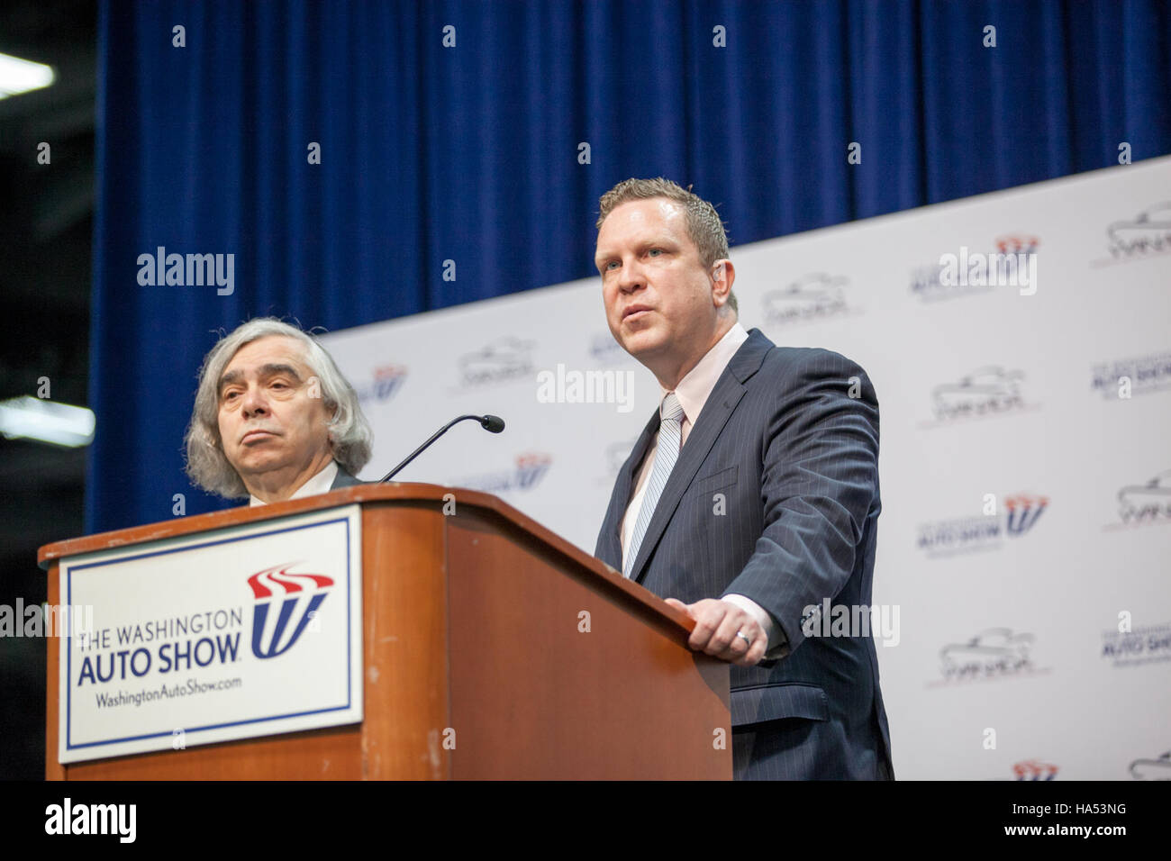 Questa immagine evidenzia gli sforzi del Dipartimento dell'energia per far progredire le tecnologie energetiche sostenibili, concentrandosi sulla loro intersezione con le politiche ambientali per promuovere un futuro più pulito e più verde. Foto Stock