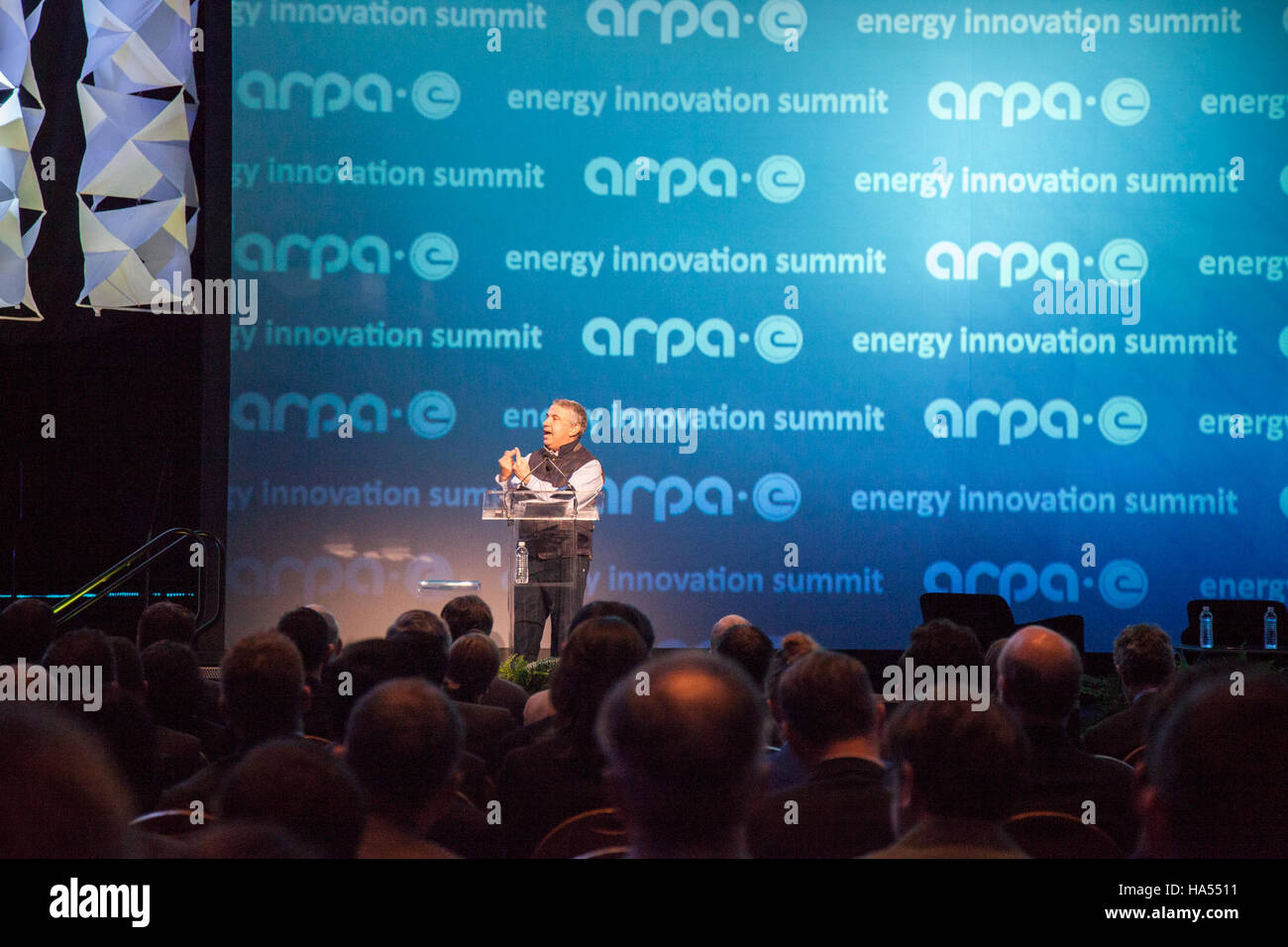 Il Dipartimento dell'energia si concentra sul progresso delle tecnologie che promuovono l'efficienza energetica, la sostenibilità ambientale e la produzione di energia pulita, con l'obiettivo di ridurre le emissioni di carbonio e affrontare i cambiamenti climatici. Foto Stock