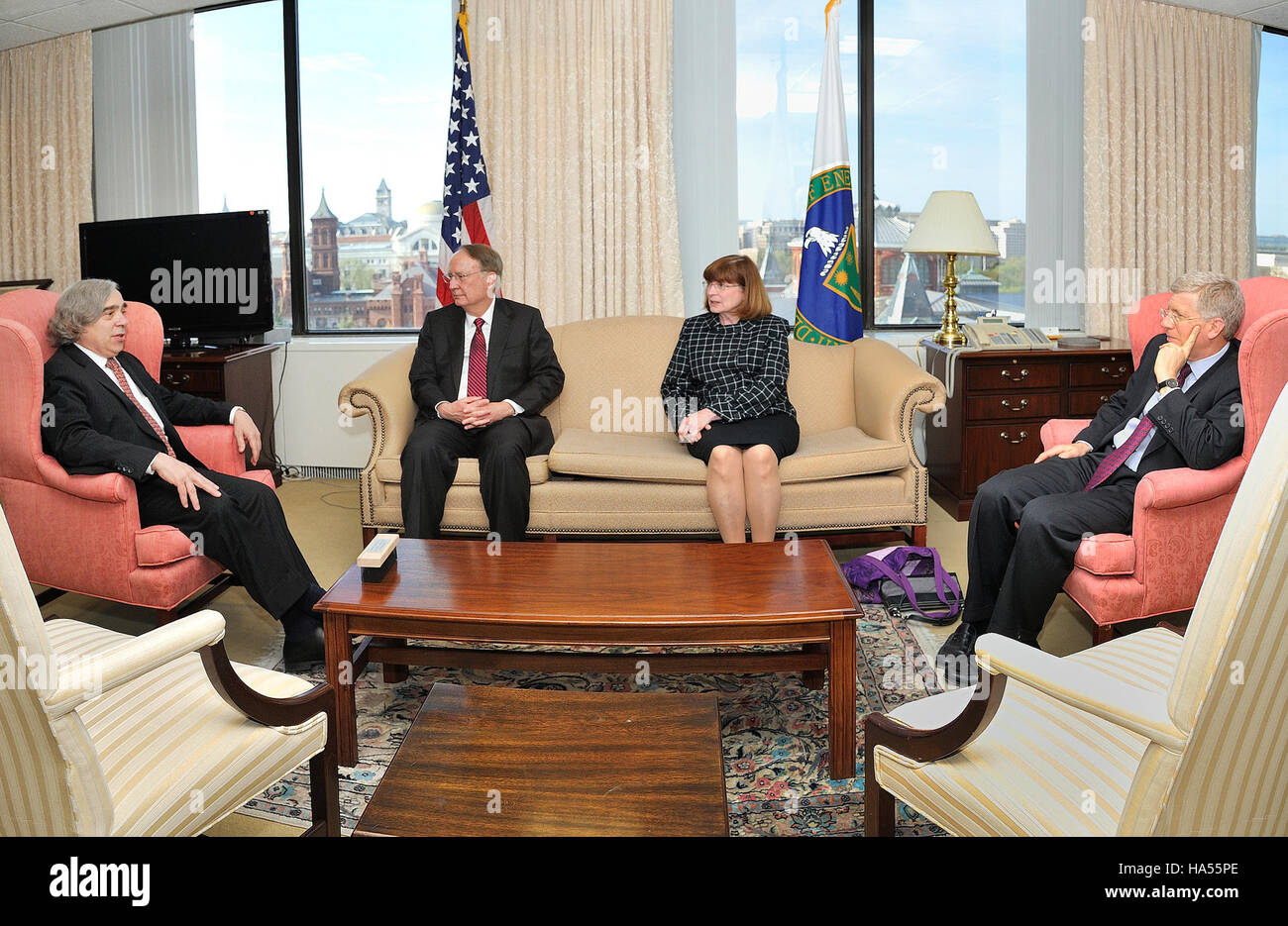 Il Dipartimento dell'energia fa progredire le politiche e le tecnologie energetiche per promuovere la sostenibilità e affrontare i cambiamenti climatici, concentrandosi sulla riduzione delle emissioni di carbonio e sul miglioramento dell'efficienza energetica. Foto Stock