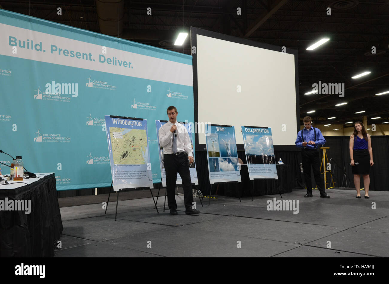 Questa immagine del Dipartimento dell'energia degli Stati Uniti illustra l'intersezione tra scienza, politica energetica e politica. Esso cattura gli sforzi per affrontare le sfide energetiche globali attraverso soluzioni scientifiche e politiche. Foto Stock