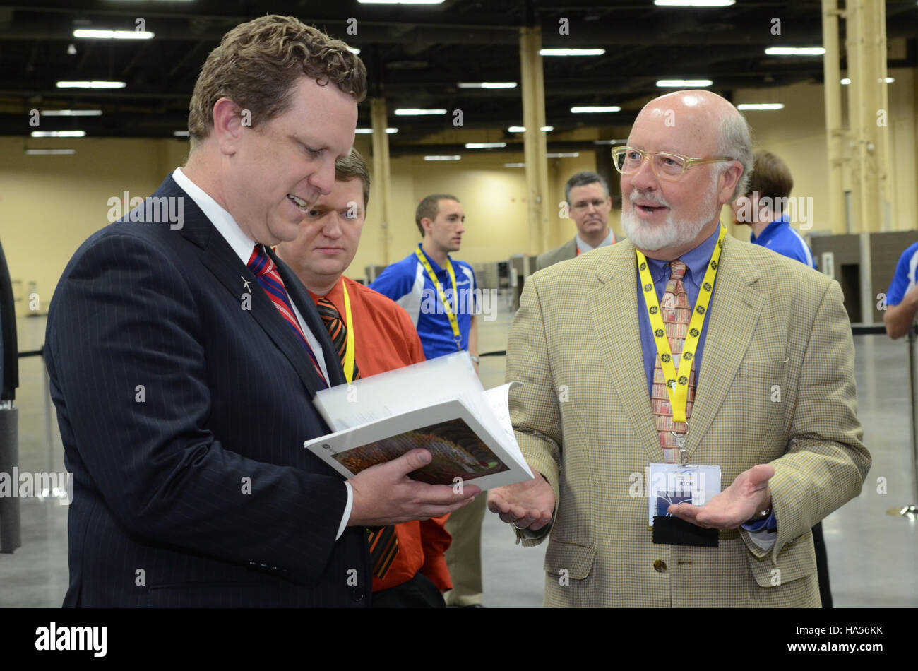 Questa immagine riflette il coinvolgimento del Dipartimento dell'energia nella definizione di politiche e strategie energetiche che bilanciino ricerca scientifica, azione politica e preoccupazioni ambientali. Il DOE svolge un ruolo fondamentale nel promuovere l'efficienza energetica, sostenere le tecnologie per le energie rinnovabili e affrontare i cambiamenti climatici attraverso le politiche governative e l'innovazione. Foto Stock