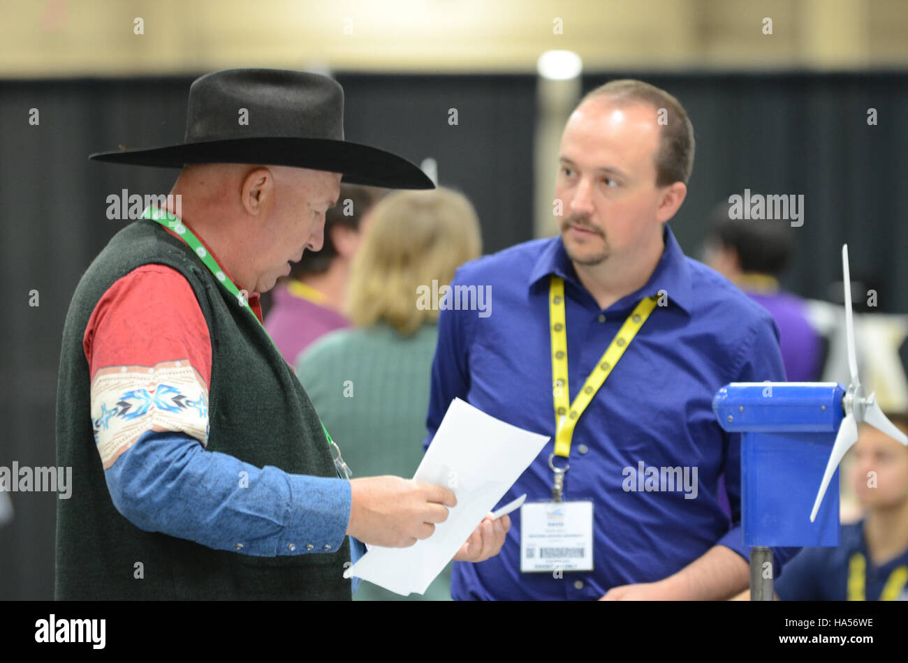 Questa foto del Dipartimento dell'energia cattura un momento significativo nello sviluppo delle tecnologie per l'energia pulita. Il Dipartimento dell'energia continua a promuovere la ricerca energetica, sostenendo progetti di sostenibilità, mitigazione dei cambiamenti climatici e efficienza energetica. Foto Stock