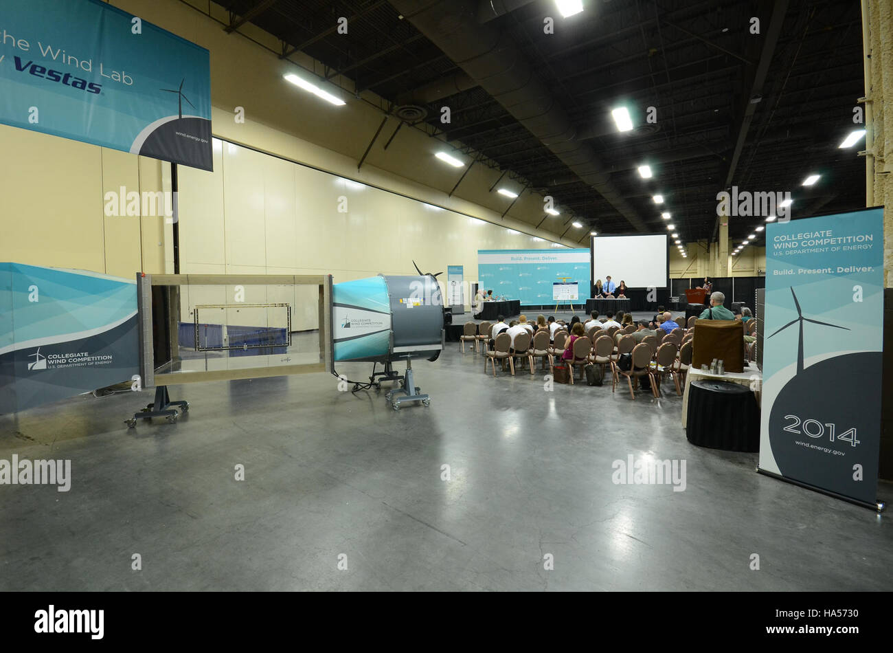 Questa immagine sottolinea la complessa relazione tra energia, progressi scientifici e decisioni politiche nella definizione delle politiche ambientali e delle strategie di gestione delle risorse. Foto Stock