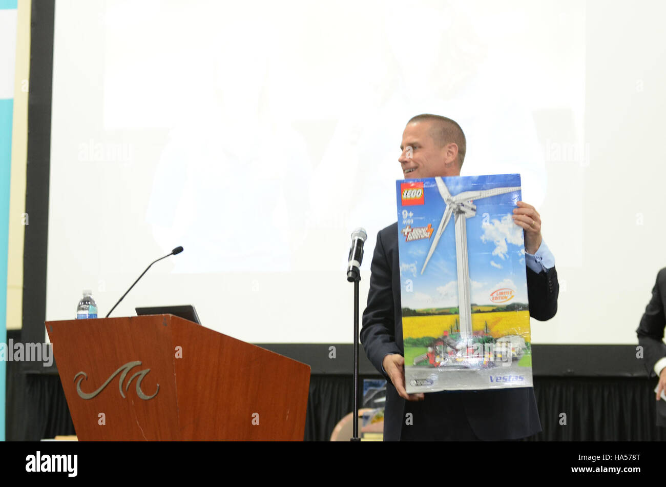 Il Dipartimento dell'energia degli Stati Uniti (DOE) conduce ricerche nel campo dell'energia, della scienza e della tecnologia per sviluppare nuove soluzioni per l'efficienza energetica, la mitigazione dei cambiamenti climatici e la protezione ambientale. Le iniziative DOE mirano a promuovere pratiche energetiche sostenibili e a promuovere tecnologie energetiche pulite. Foto Stock