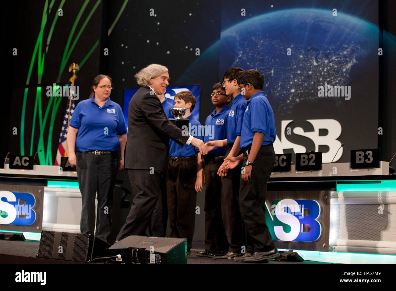 Questa immagine presenta una discussione scientifica o un evento riguardante l'energia, con particolare attenzione alle soluzioni sostenibili e alle politiche per affrontare le sfide climatiche attraverso tecnologie energetiche innovative. Foto Stock