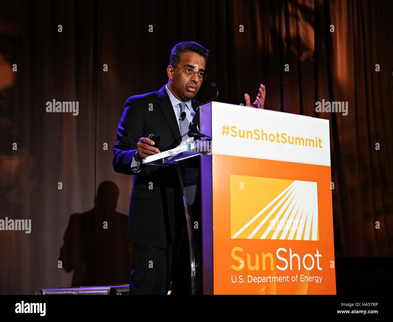 Il Day 2 Keynote Session 3 in una conferenza del Dipartimento dell'energia si è concentrata sull'intersezione tra natura, scienza e politica. Gli esperti hanno discusso l'influenza della politica sulla scienza ambientale, il cambiamento climatico e lo sviluppo energetico. La sessione ha evidenziato gli sforzi volti a integrare la ricerca scientifica con il processo decisionale politico per lo sviluppo sostenibile e la protezione ambientale. Foto Stock
