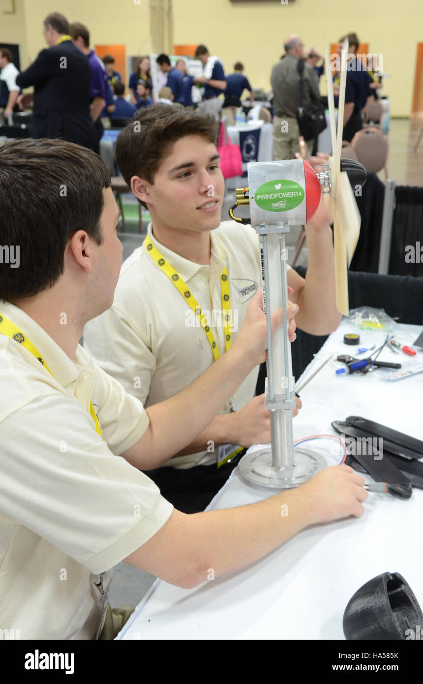 Le politiche energetiche e gli sforzi di ricerca del Dipartimento dell’energia si concentrano sui progressi tecnologici nell’energia pulita e nella mitigazione dei cambiamenti climatici, con l’obiettivo di ridurre le emissioni di carbonio e sostenere pratiche energetiche sostenibili. Foto Stock