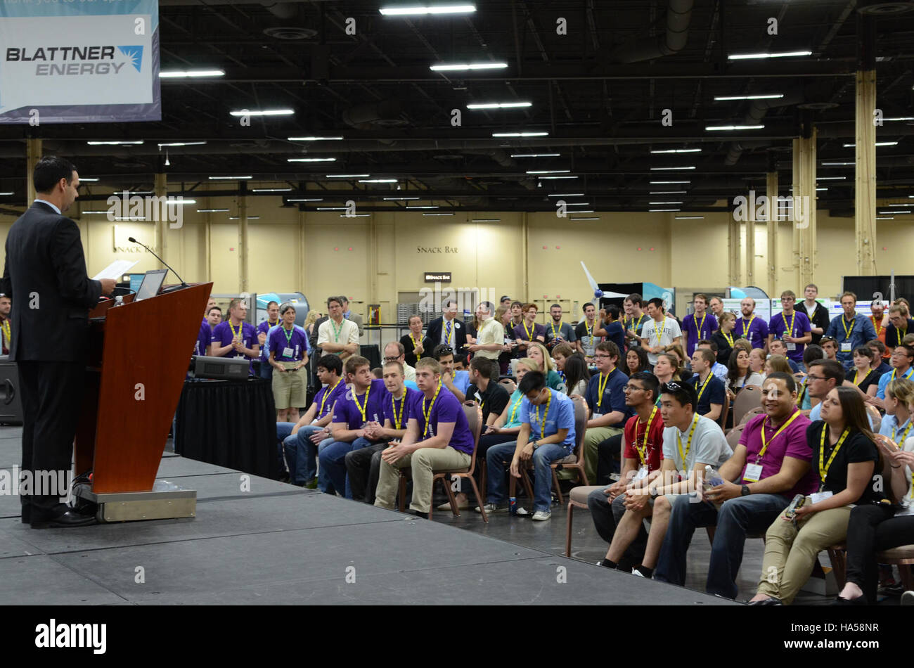 Una foto che illustra l'intersezione tra natura, scienza e politica, che mostra le questioni ambientali affrontate attraverso la politica governativa e la ricerca scientifica. Questa immagine rappresenta gli sforzi volti a integrare l'azione politica con la comprensione scientifica per affrontare le sfide ambientali. Foto Stock