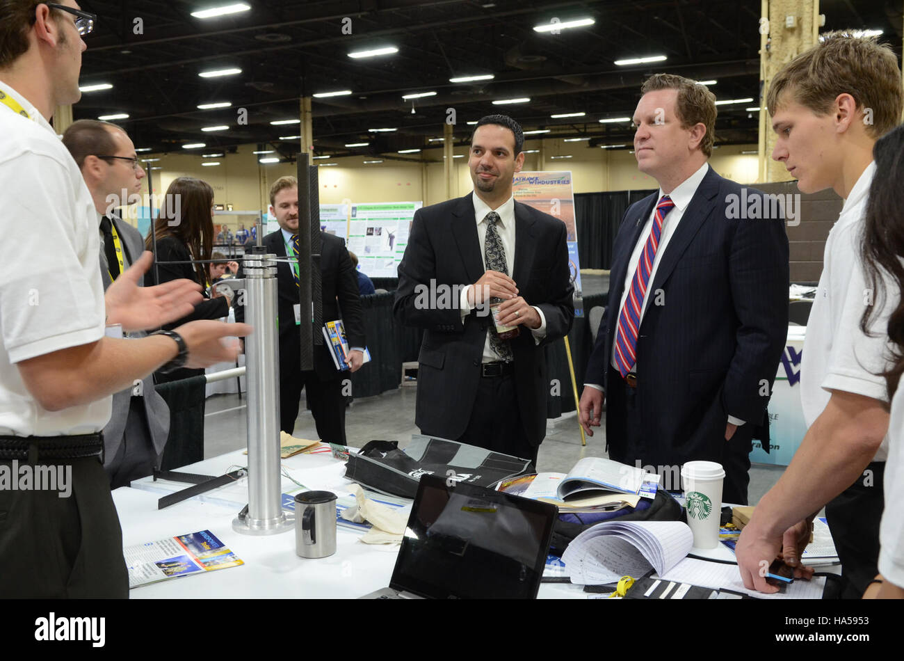 Il Dipartimento dell'energia (DOE) svolge un ruolo chiave nel progresso della ricerca scientifica, in particolare nelle politiche energetiche e ambientali. Le sue iniziative plasmano il futuro dell'energia sostenibile e influenzano gli sforzi di mitigazione dei cambiamenti climatici, navigando nel contempo nei paesaggi politici per guidare il progresso. Foto Stock