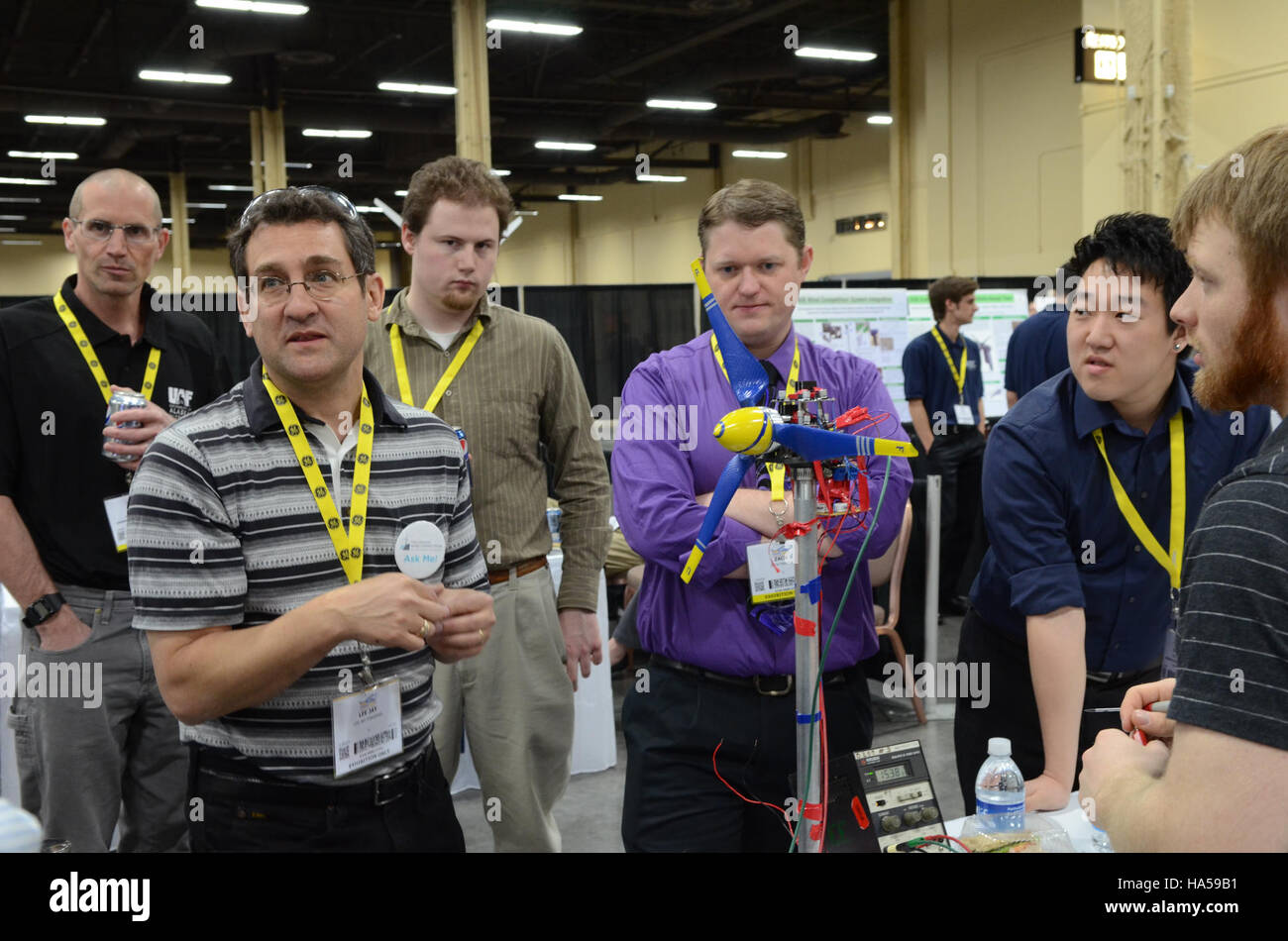 Il Dipartimento dell'energia si concentra sul progresso della ricerca e dello sviluppo nelle tecnologie dell'energia pulita per ridurre l'impatto ambientale e sostenere pratiche sostenibili nel settore energetico. Queste innovazioni mirano a promuovere una transizione verso sistemi energetici più sostenibili. Foto Stock