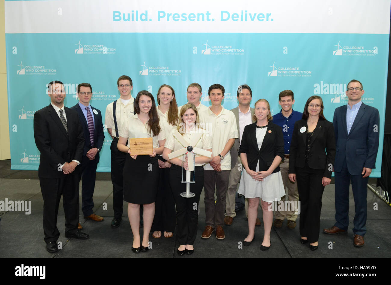Questa immagine del Dipartimento dell'energia mette in evidenza le iniziative relative all'energia pulita, alle tecnologie sostenibili e agli sforzi di mitigazione dei cambiamenti climatici volti a promuovere un futuro più verde e sostenibile per le comunità e le industrie. Foto Stock