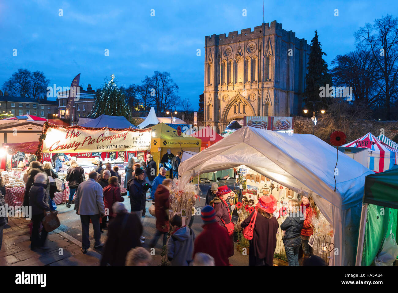 Fiera di Natale di Bury St Edmunds, vista delle persone che guardano le bancarelle nel Bury St Edmunds Christmas Market situato su Angel Hill, Suffolk, Regno Unito. Foto Stock