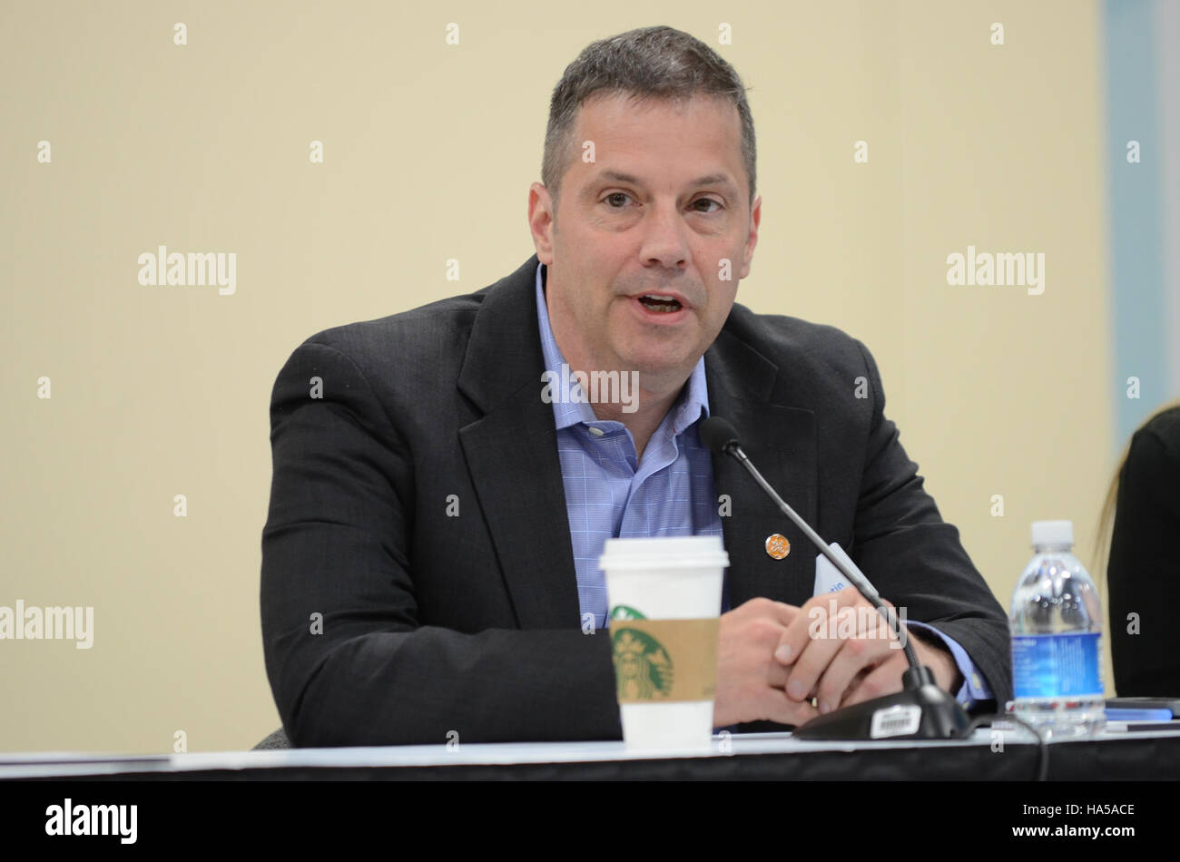 Questa immagine mette in evidenza l'intersezione tra natura, scienza e politica, con un'attenzione particolare alle politiche energetiche e alle questioni ambientali gestite dal Dipartimento dell'energia. Mostra in che modo questi settori si intrecciano per affrontare le sfide delle soluzioni energetiche sostenibili. Foto Stock