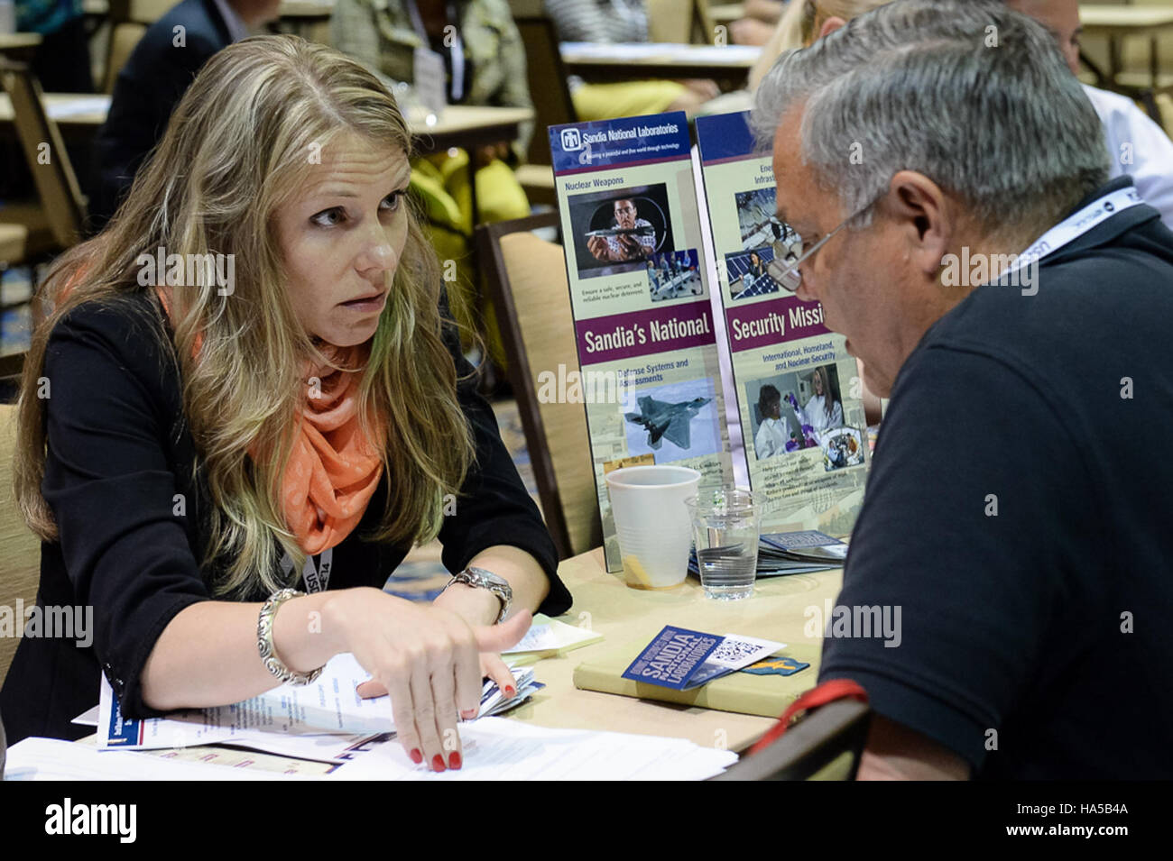 La conferenza OSDBU del Dipartimento dell’energia affronta le questioni relative alle opportunità delle piccole imprese nel settore energetico, promuovendo la collaborazione e l’innovazione per migliorare la produzione e la sostenibilità energetica. Foto Stock