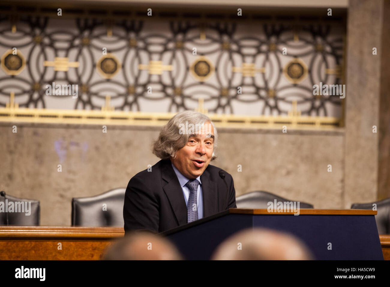 Il Dipartimento dell'energia svolge un ruolo fondamentale nel bilanciare il progresso scientifico con la politica energetica. Questa immagine riflette i continui sforzi del dipartimento per gestire le risorse energetiche affrontando al contempo le sfide ambientali e politiche. Foto Stock