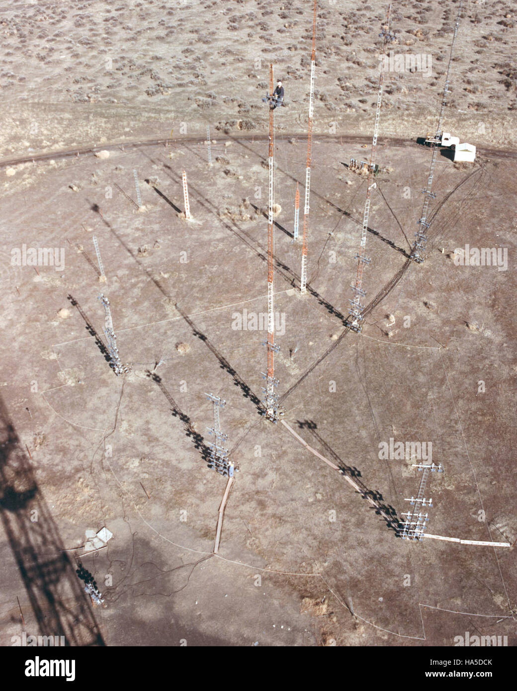 Questa immagine illustra il ruolo del Dipartimento dell'energia degli Stati Uniti nell'affrontare le sfide energetiche, esplorare soluzioni per l'energia pulita e sviluppare politiche che tengano conto dell'ambiente e delle future esigenze energetiche. Il dipartimento lavora per bilanciare fattori politici, scientifici e tecnologici. Foto Stock