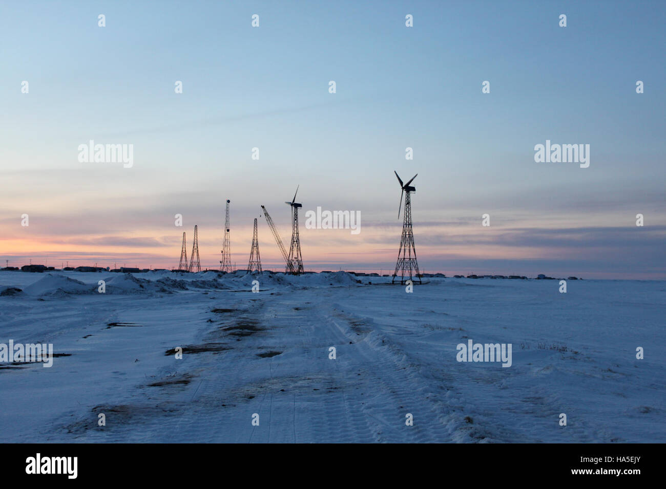 Il progetto Chaninik Wind, sostenuto dal Dipartimento dell'energia, mira a sfruttare l'energia eolica in aree remote, fornendo soluzioni di energia rinnovabile a comunità poco servite. Questa iniziativa fa parte di uno sforzo più ampio volto a promuovere alternative energetiche pulite e a ridurre la dipendenza dai combustibili fossili. Foto Stock