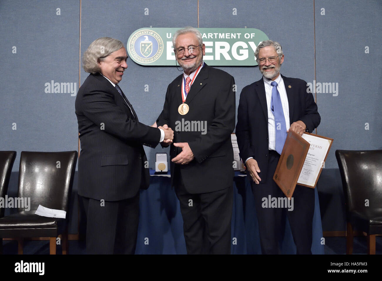 Questa immagine evidenzia il ruolo del Dipartimento dell'energia degli Stati Uniti nel far progredire le politiche e le tecnologie energetiche della nazione. Il reparto lavora per ridurre il consumo energetico e promuovere la sostenibilità ambientale. Foto Stock