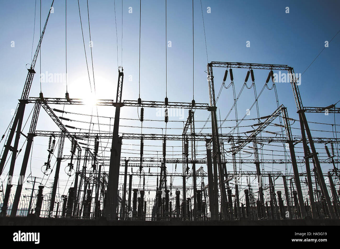 Uno studio del Dipartimento dell'energia rileva che i sistemi di interconnessione possono mantenere la stabilità durante il primo minuto critico dopo un disturbo della rete, garantendo una distribuzione efficiente dell'energia. Foto Stock