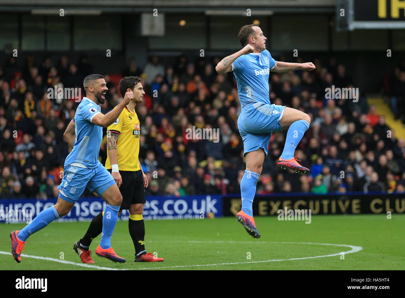 Stoke City's Charlie Adam (a destra) celebra il suo punteggio lato del primo obiettivo del gioco durante il match di Premier League a Vicarage Road, Londra. Foto Stock