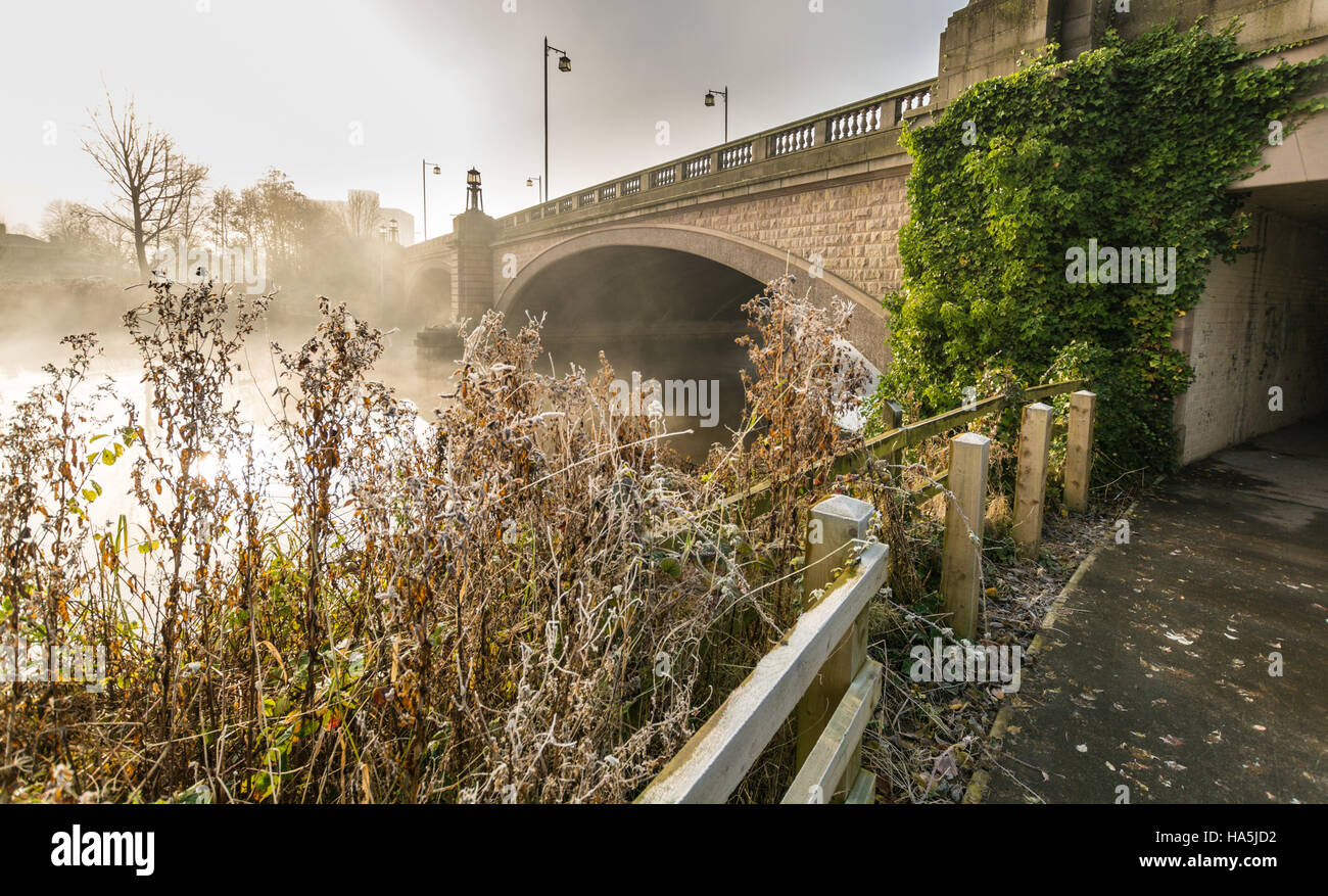Il Kingsway ponte di Latchford, Warrington in un freddo/misty/frosty sabato mattina di novembre. Foto Stock
