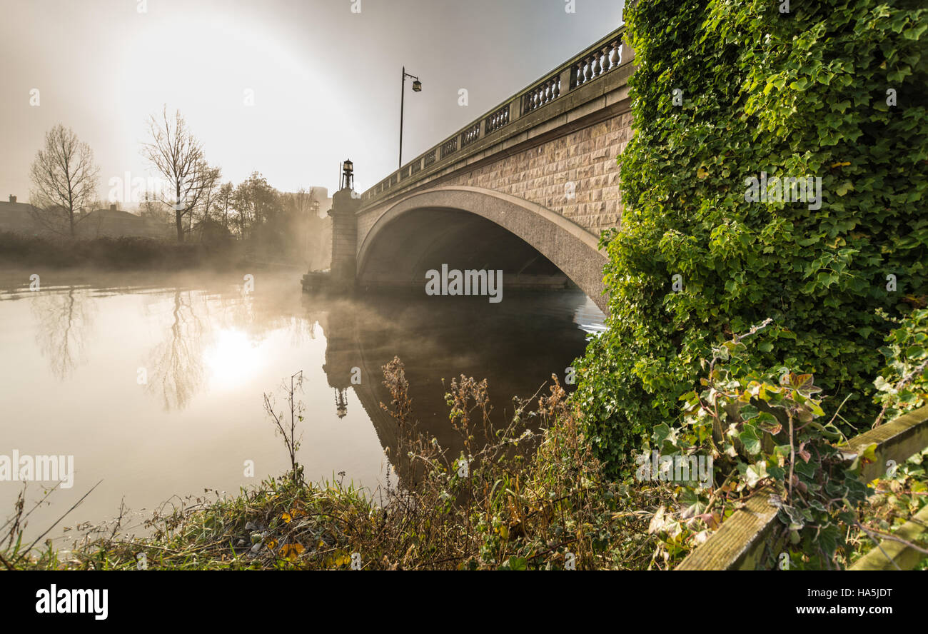 Il Kingsway ponte di Latchford, Warrington in un freddo/misty/frosty sabato mattina di novembre. Foto Stock