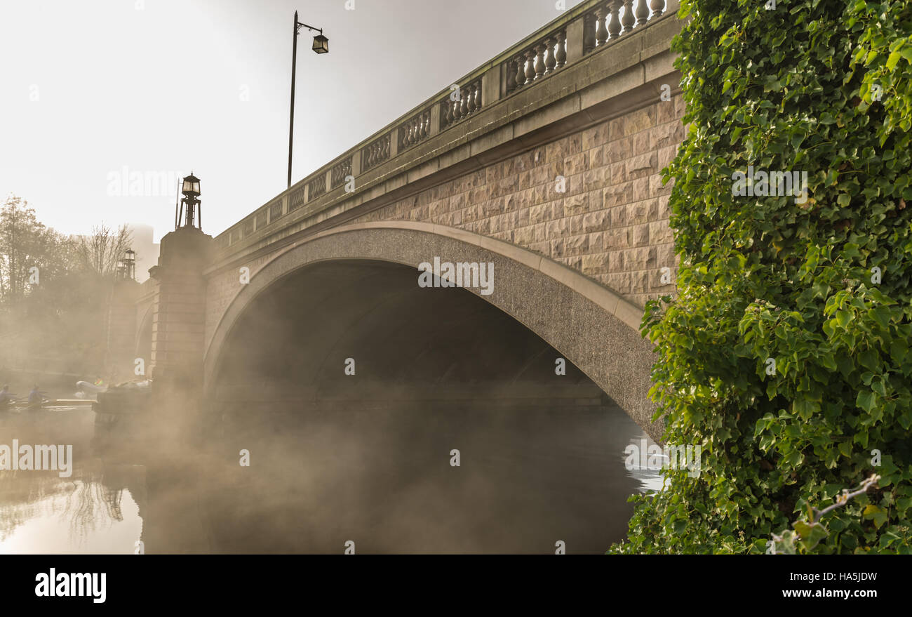 Il Kingsway ponte di Latchford, Warrington in un freddo/misty/frosty sabato mattina di novembre. Foto Stock