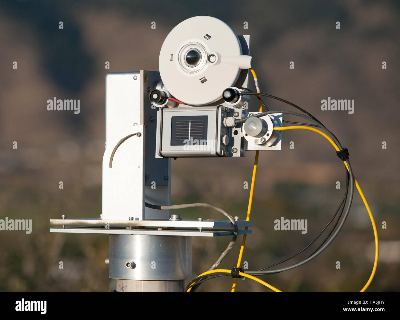 Il National Renewable Energy Laboratory del Dipartimento dell'energia degli Stati Uniti confronta i pirheliometri per misurare la radiazione solare, assistendo negli studi di efficienza energetica presso le sedi del National Park. Foto Stock