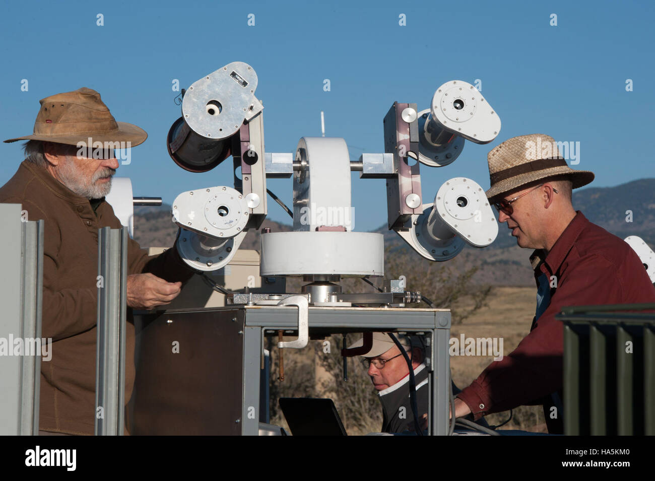 Questa immagine illustra il confronto dei pirheliometri utilizzati per misurare la radiazione solare presso il National Renewable Energy Laboratory. La tecnologia è importante per comprendere l'energia solare e le sue applicazioni nei parchi nazionali e nelle aree protette. Foto Stock
