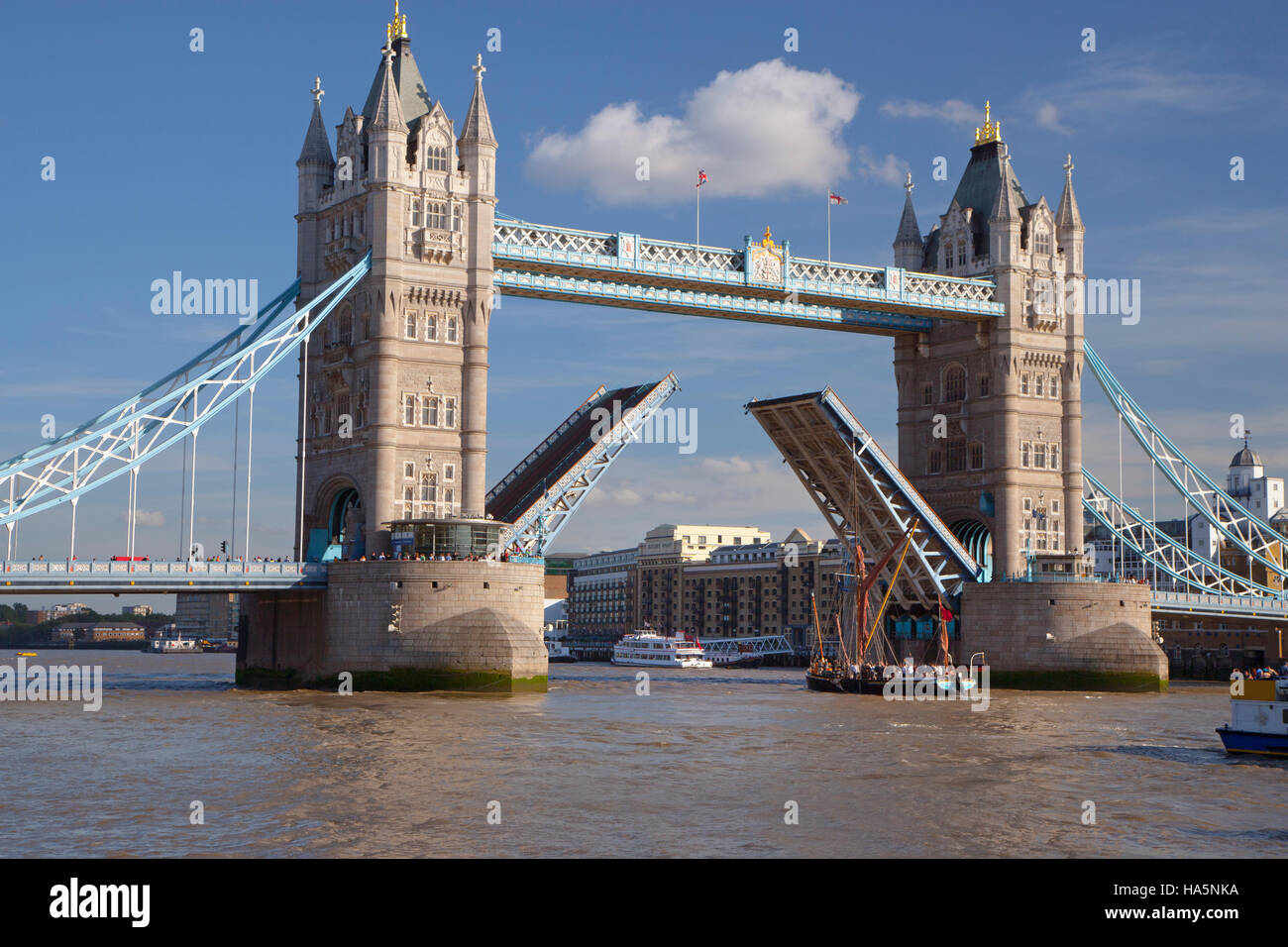 Il Tower Bridge apertura Fiume Tamigi Londra Summer Foto Stock