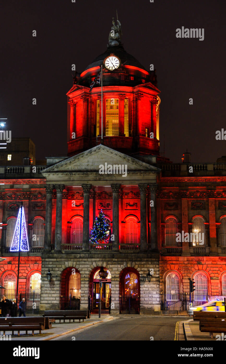 Municipio di Liverpool illuminato per Natale con la modifica del colore delle luci. Foto Stock