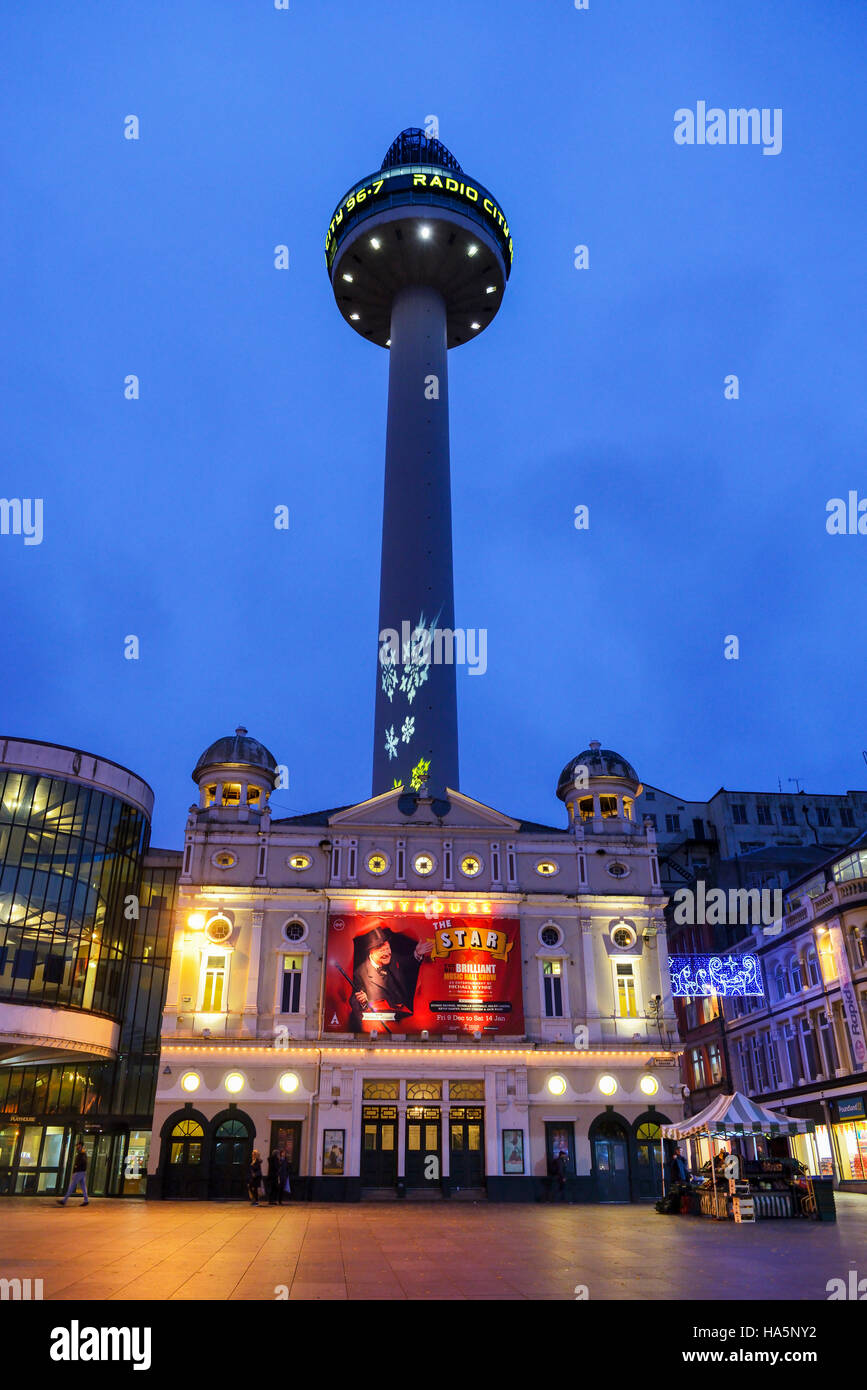 St. Johns Beacon in Williamson Square a Liverpool durante la notte, home al Radio City e il Playhouse Theatre di seguito. Foto Stock