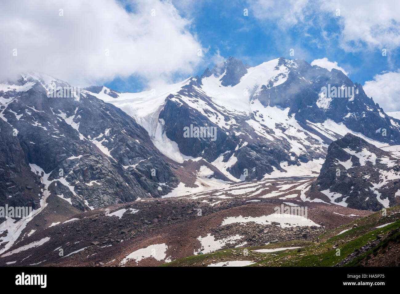 Vista dalle colline a Medeu ski center in estate, Kazakistan Foto Stock