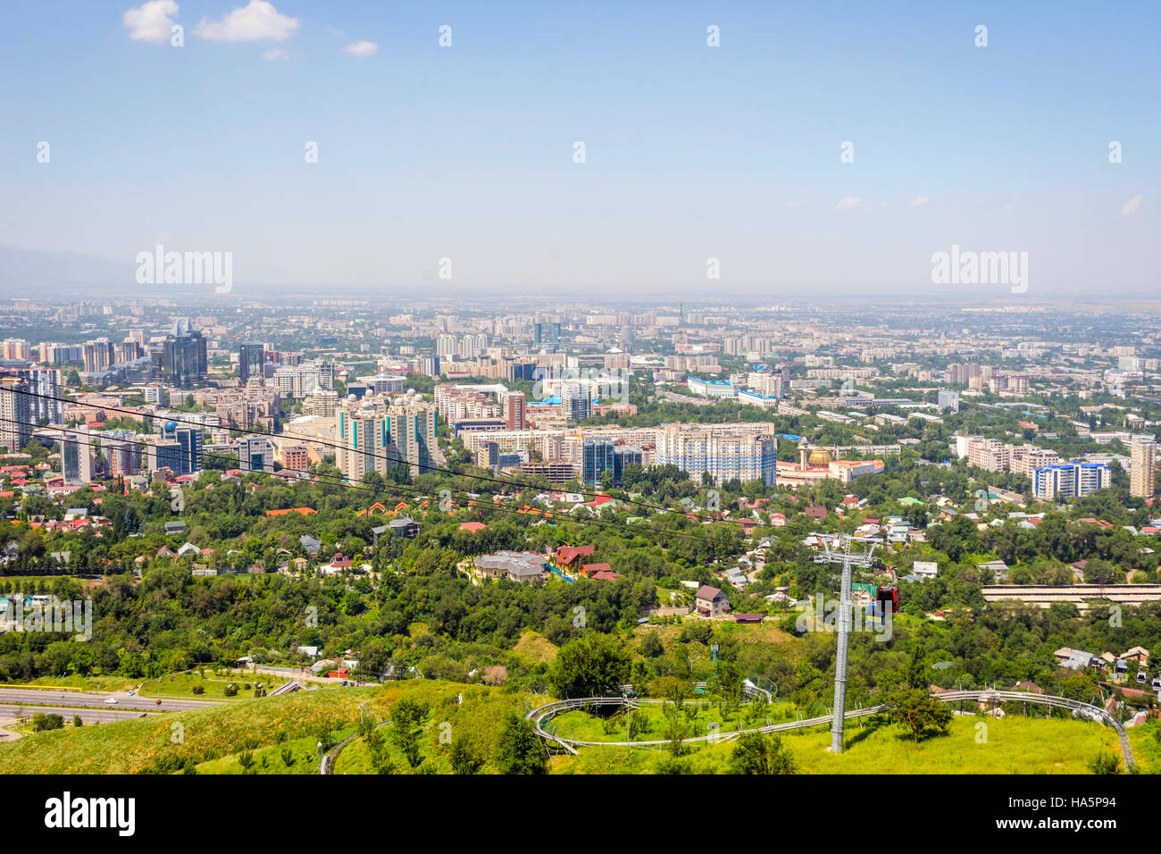 Veduta dello skyline di Almaty e funivia, Kazakistan Foto Stock