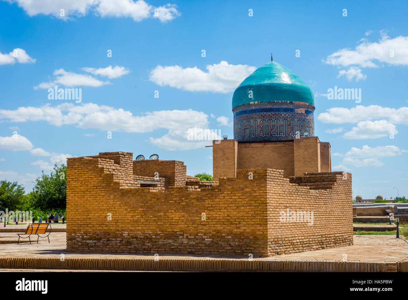 Vista sulla piccola madrassa di Turkestan Mausoleo Khoja Ahmed Yasawi, Kazakistan Foto Stock