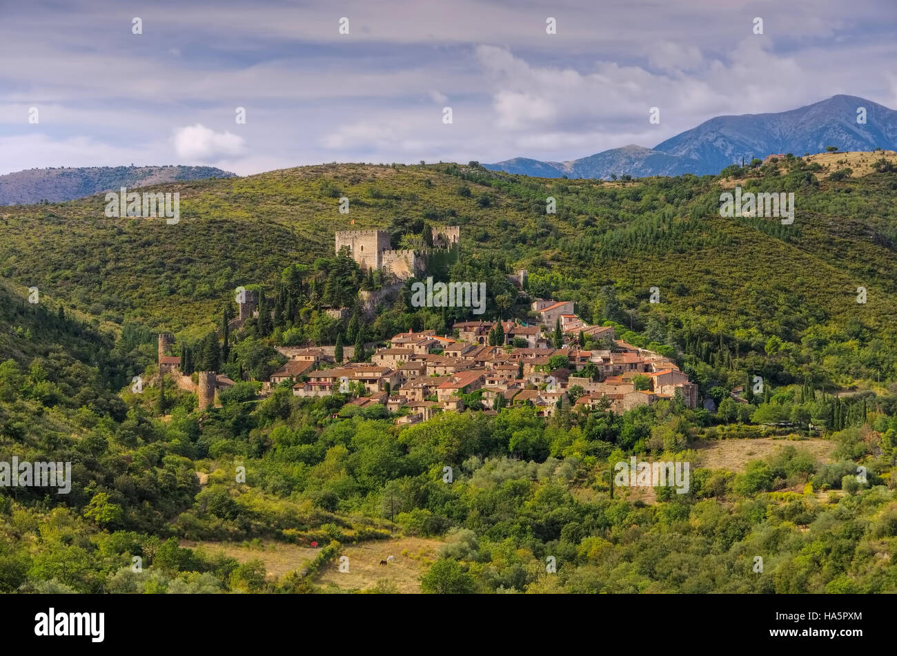 Castelnou - vecchio villaggio Castelnou nel sud della Francia Foto Stock