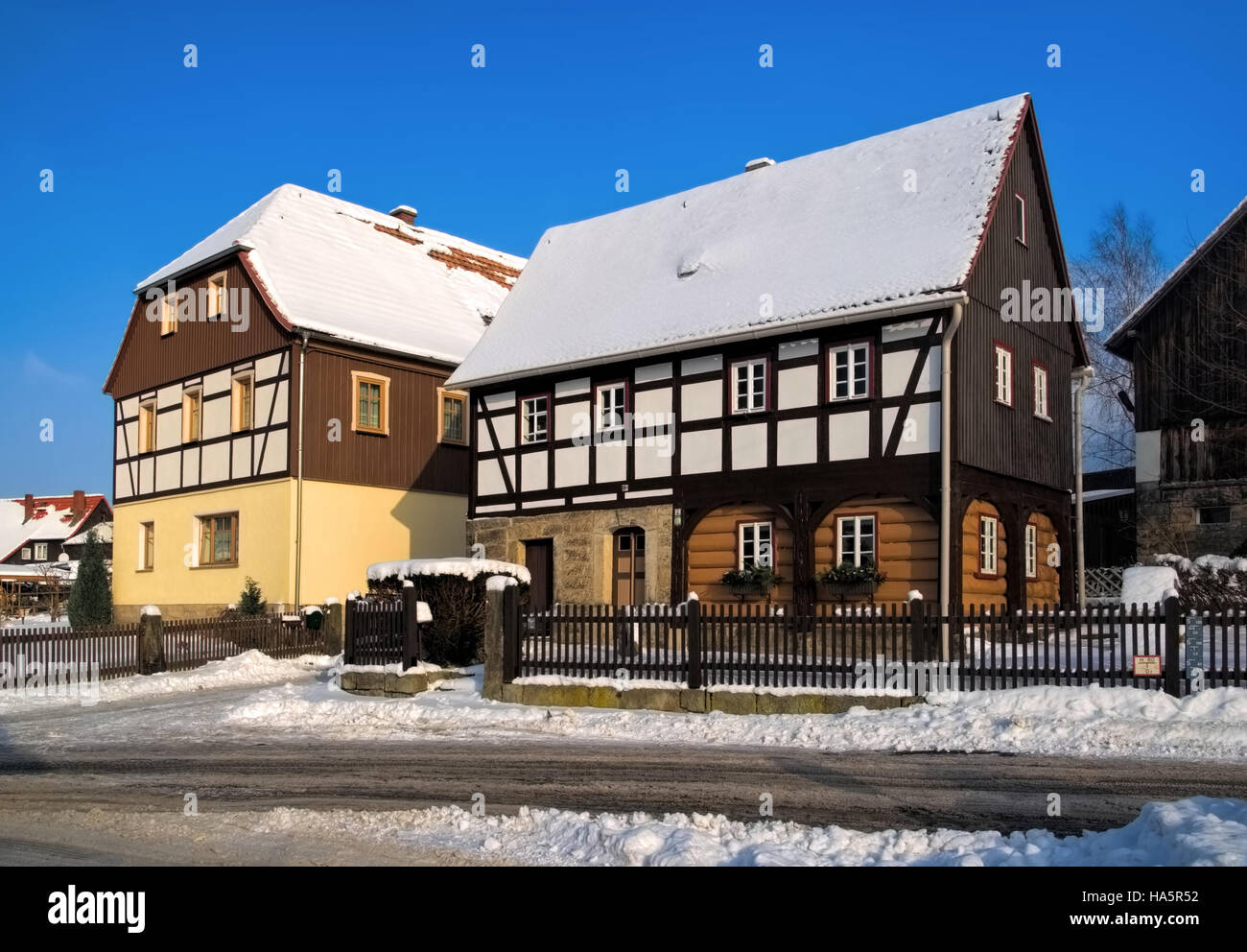 Typisches Umgebindehaus in der Oberlausitz, Sachsen - casa in legno e muratura in alta Lusazia, Germania Foto Stock