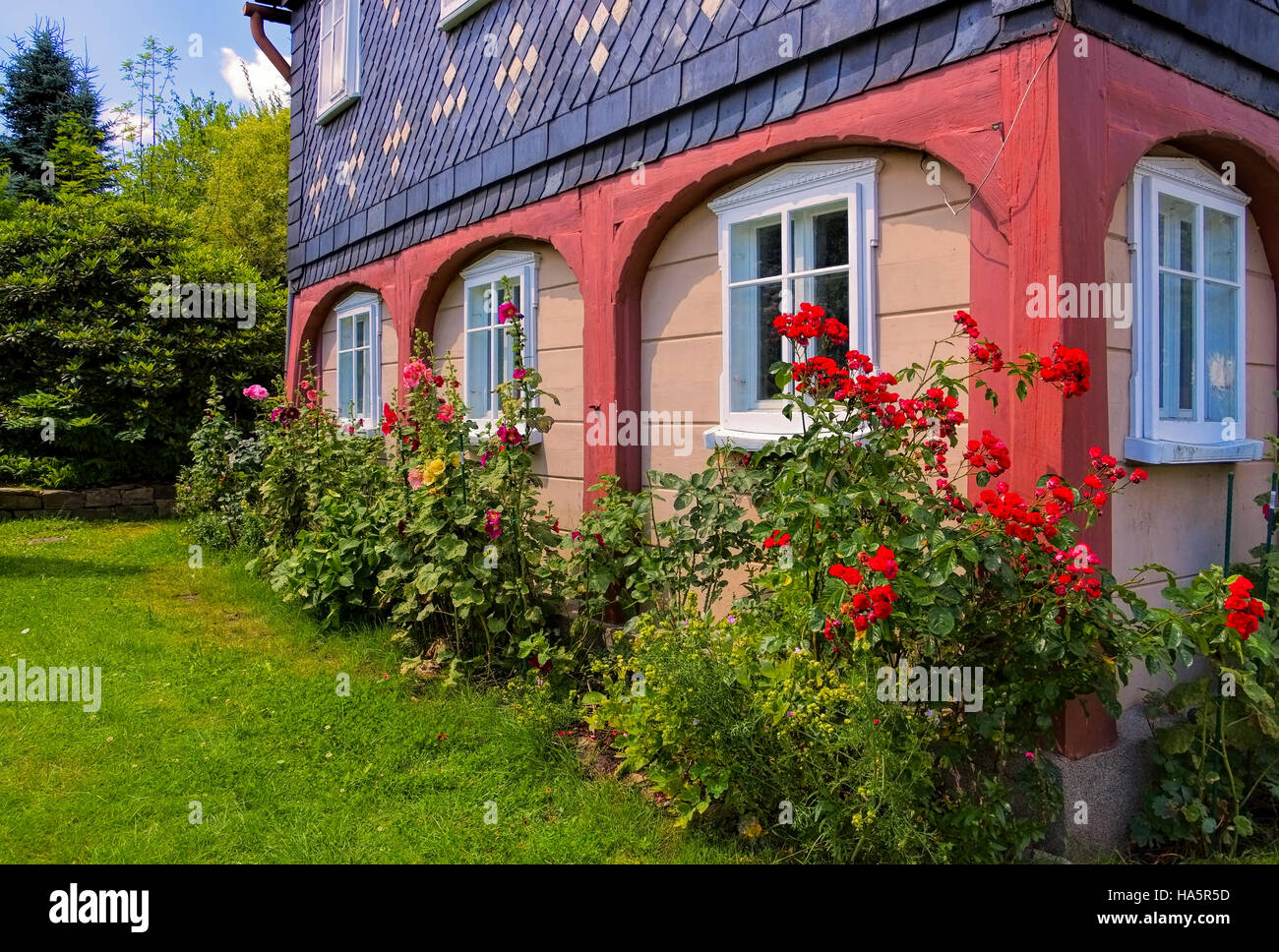 Typisches Umgebindehaus in der Oberlausitz, Sachsen - casa in legno e muratura in alta Lusazia, Germania Foto Stock