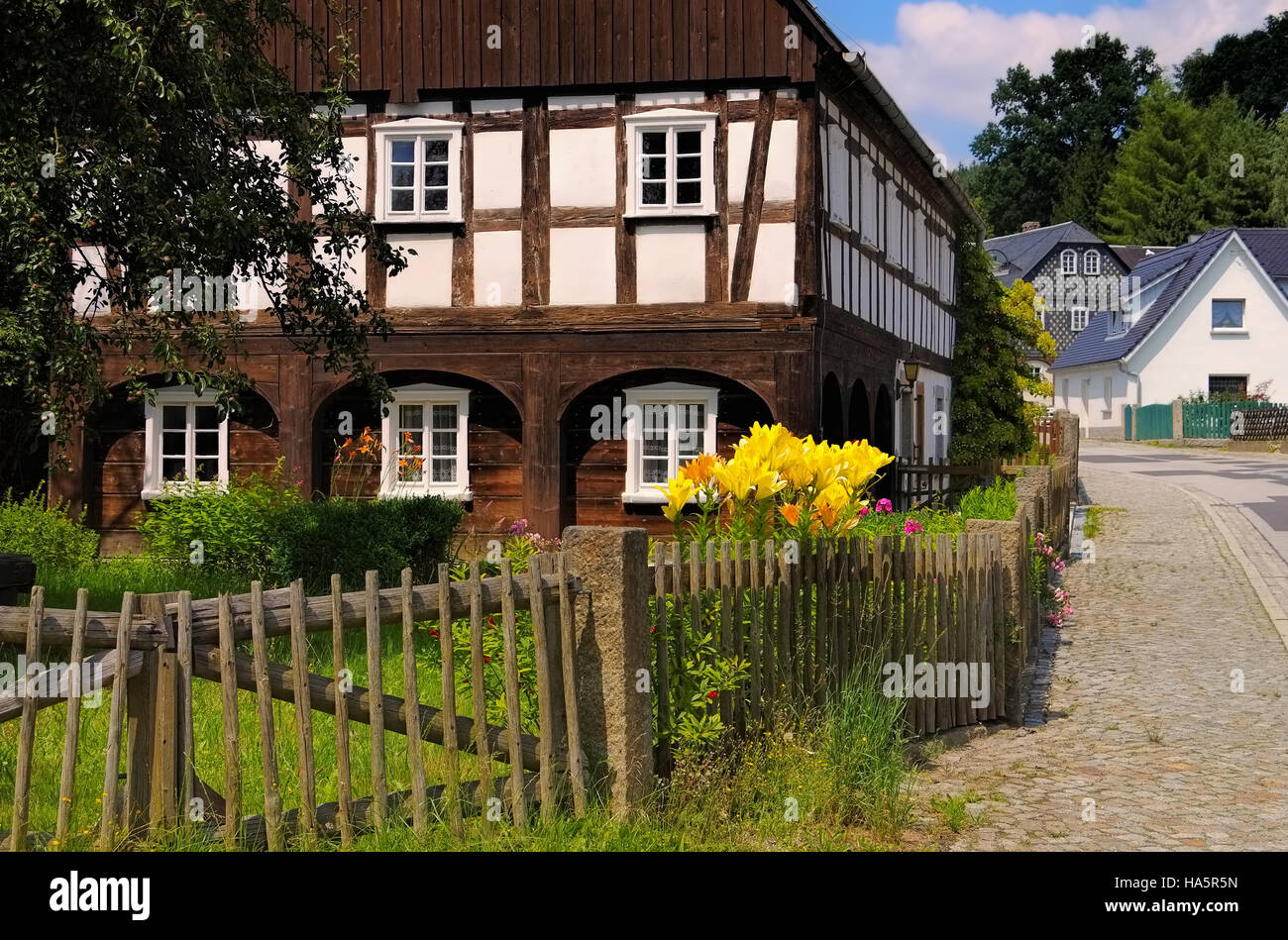 Typisches Umgebindehaus in der Oberlausitz, Sachsen - casa in legno e muratura in alta Lusazia, Germania Foto Stock