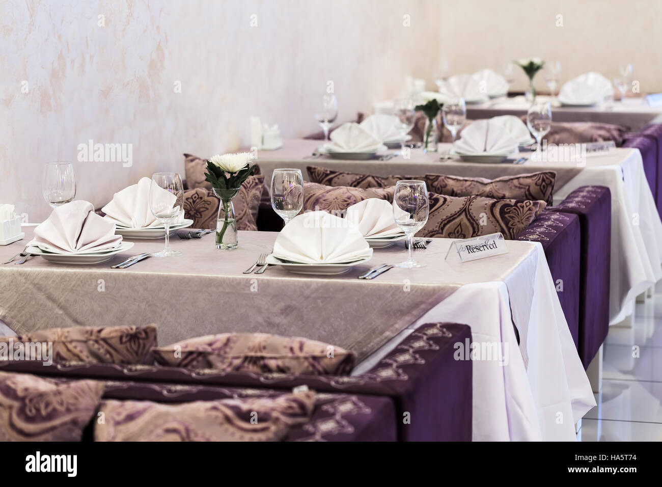 Svuotare i bicchieri e piatti insieme in un interno nuovo lussuoso ristorante con tavoli coperti Foto Stock