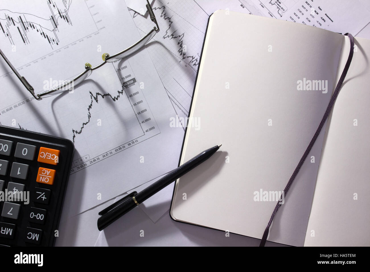 Business Analytics e strategia. Vista superiore dell'area di lavoro con fermo, notebook, bicchieri. Concetto di materiale di marketing, analisi delle finanze, dell'economia. Foto Stock