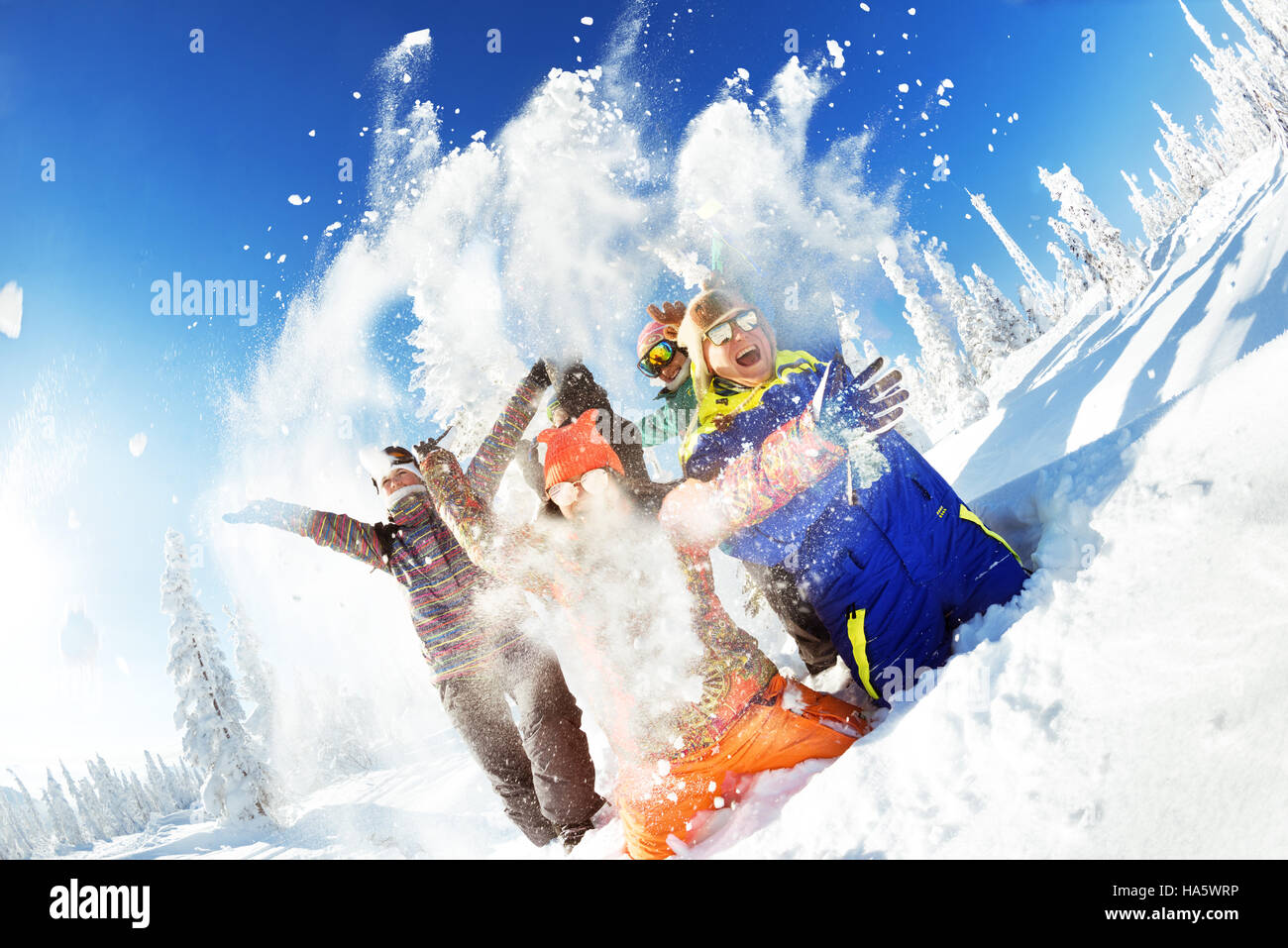 Gruppo amici felice sport invernali amicizia divertimento Foto Stock