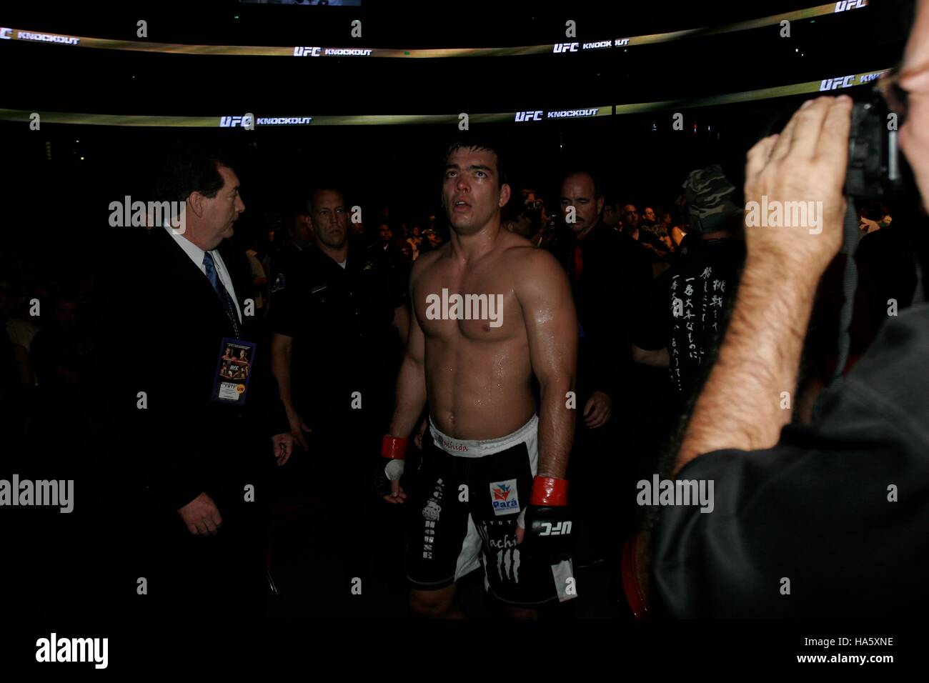 Lyoto Machida lascia l'anello dopo la sua vittoria su Kazuhiro Nakamura a UFC 76 durante una di mixed martial arts corrispondono all'Honda Center di Anaheim, CA sabato 7 settembre 22, 2007. Photo credit: Francesco Specker Foto Stock