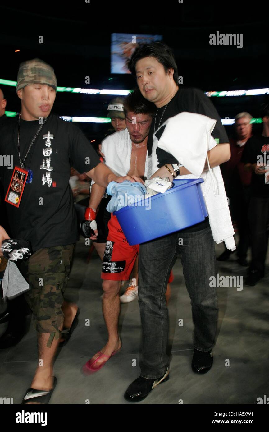 Michihiro Omigawa è aiutato fuori dell'anello dopo aver perso a Matt Wiman all UFC 76 durante una di mixed martial arts corrispondono all'Honda Center di Anaheim, CA sabato 7 settembre 22, 2007. Photo credit: Francesco Specker Foto Stock