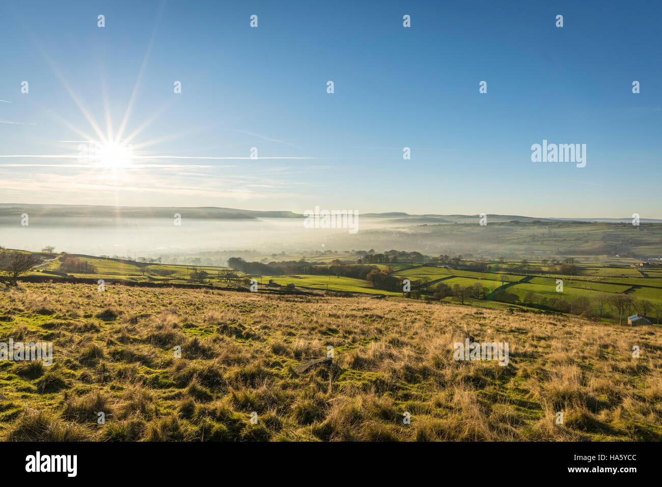 Il sole che tramonta su un foggy Aire Valley, vicino e Silsden Keighley, West Yorkshire, nell'inverno 2016 Foto Stock