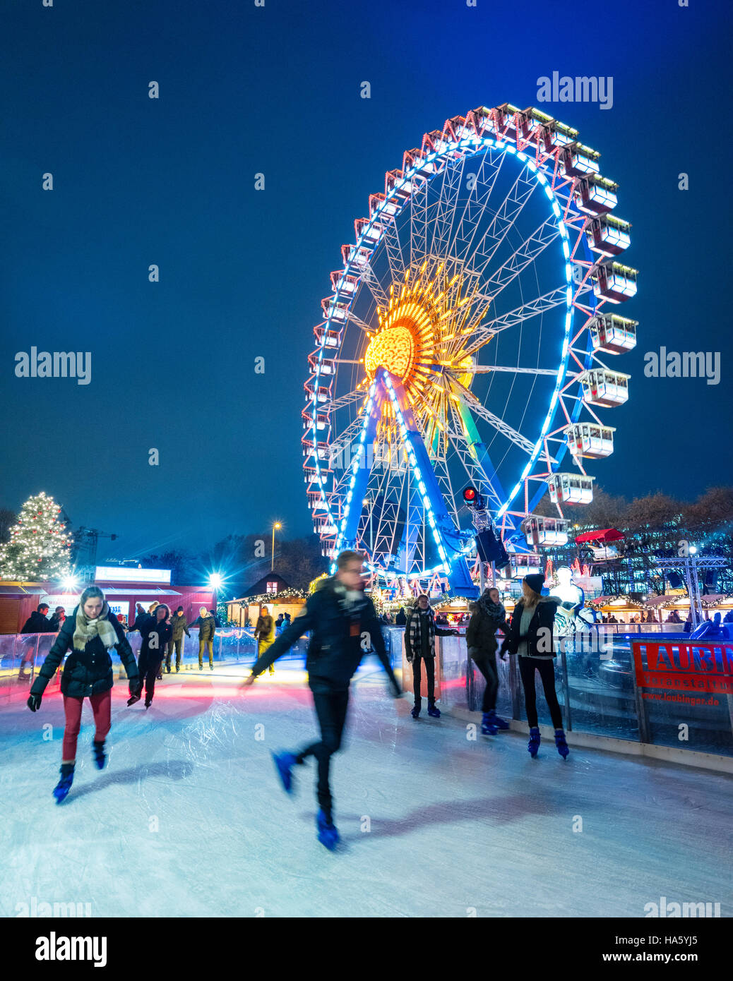Pista di pattinaggio su ghiaccio al tradizionale Mercato di Natale in piazza Alexanderplatz in Mitte Berlino Germania 2016 Foto Stock