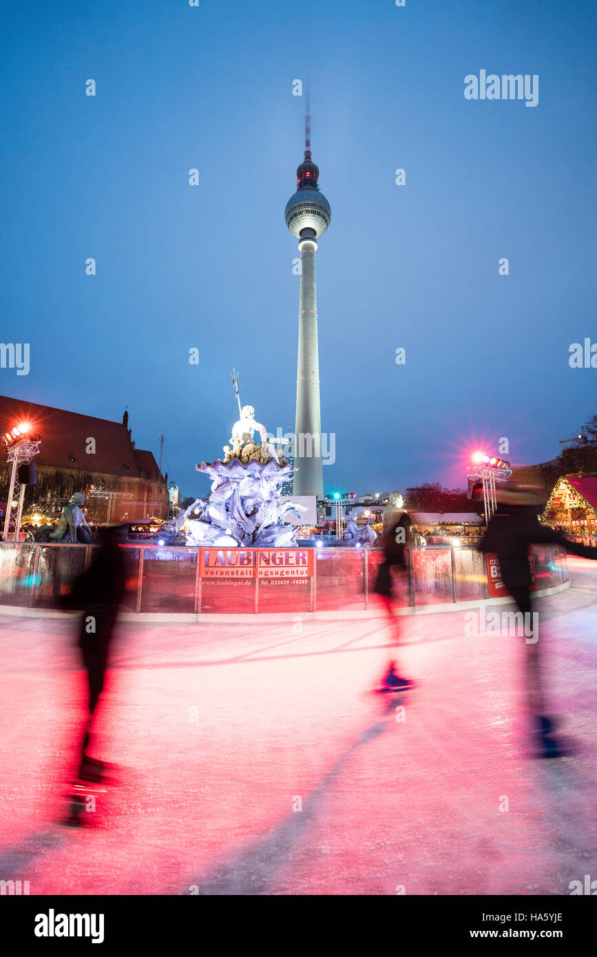 Pista di pattinaggio su ghiaccio al tradizionale Mercato di Natale in piazza Alexanderplatz in Mitte Berlino Germania 2016 Foto Stock