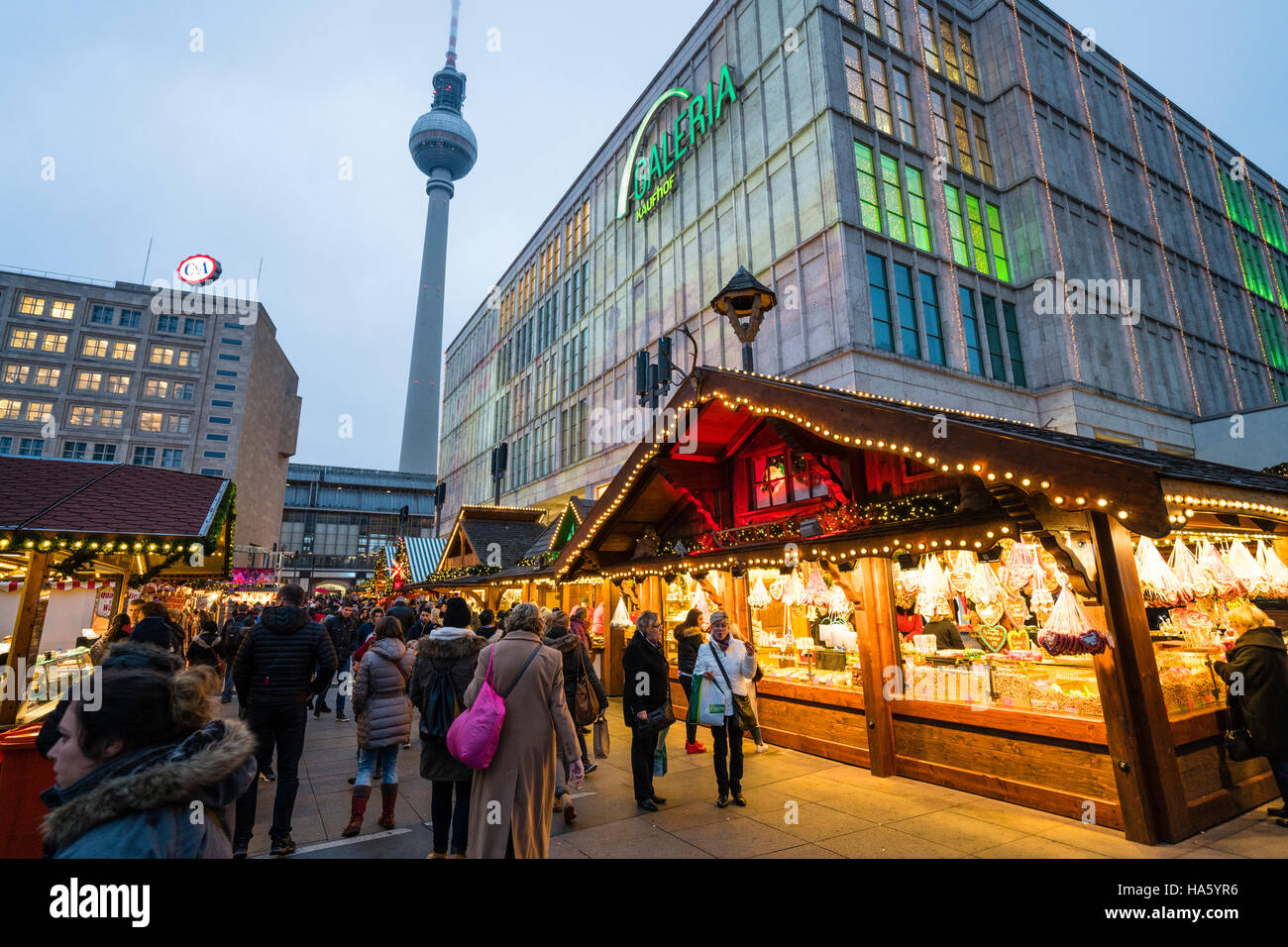 Vista notturna del tradizionale Mercatino di Natale in piazza Alexanderplatz in Mitte Berlino Germania 2016 Foto Stock