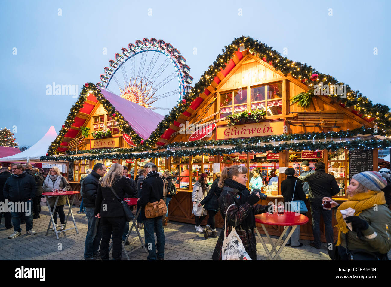 Vista notturna del tradizionale Mercatino di Natale in piazza Alexanderplatz in Mitte Berlino Germania 2016 Foto Stock